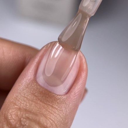 NAILSOFTHEDAY Cover basе 43 light pigment — легкопігментоване напівпрозоре бежеве базове покриття для нігтів, 10 мл