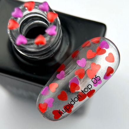 NAILSOFTHEDAY Kupidon top 05 — ніжне фінішне покриття для нігтів з насичено червоними та малиновими сердечками, без липкого шару, 10 мл