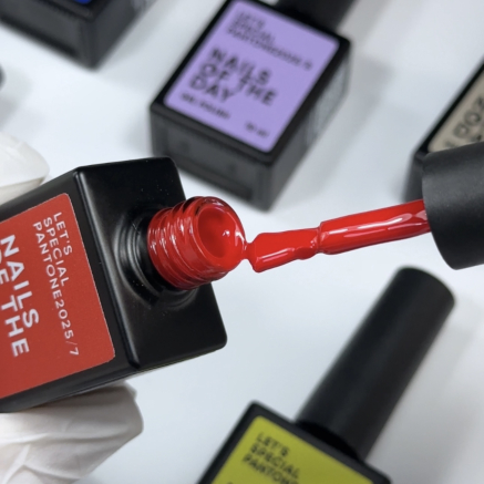 NAILSOFTHEDAY Let’s special Pantone2025/7 — класичний червоний гель–лак для нігтів, що перекриває в один шар, 10 мл